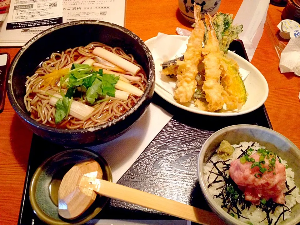 天ぷら蕎麦、ねぎとろ小丼1,230円也|秋山知隆さん