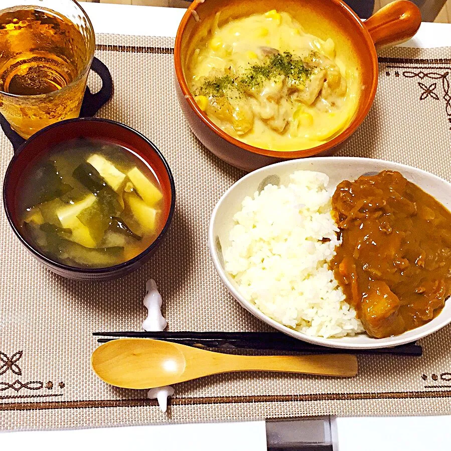 豆腐とわかめの味噌汁。チキンクリーム煮。カレーライス。|OGIPAINさん