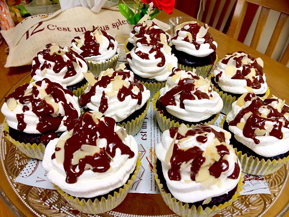 Craving for this butterless eggless chocolate cupcakes with cream frosting and melted chocolate ,almond nuts on the top 😋|Babyluv Cabrera Ocampoさん