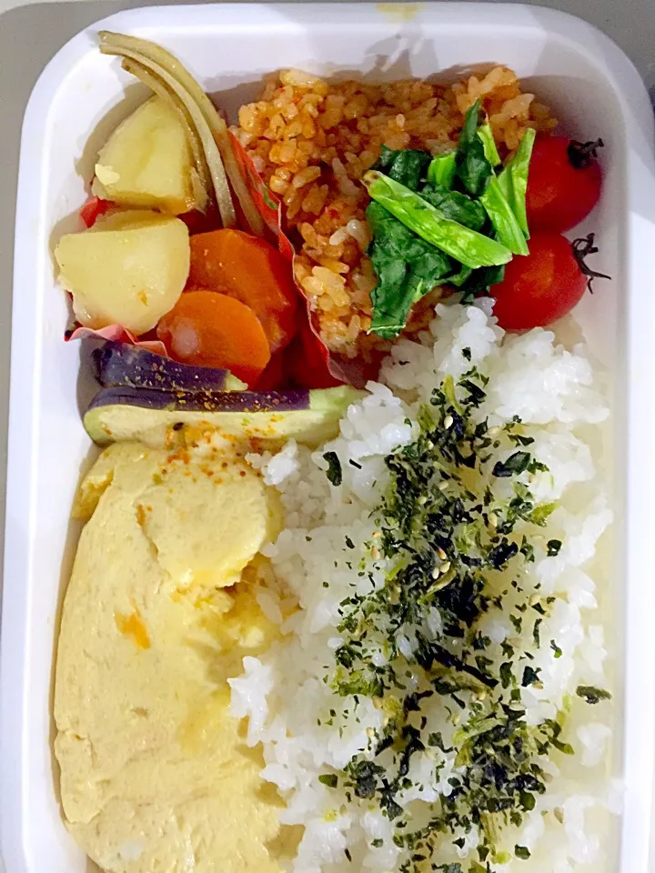 パパお弁当🍱  オムレツ  じゃがいもと人参の煮物  きんぴらごぼう  茄子の浅漬け  ミニトマト  小松菜と若布のふりかけ|ch＊K*∀o(^^*)♪さん