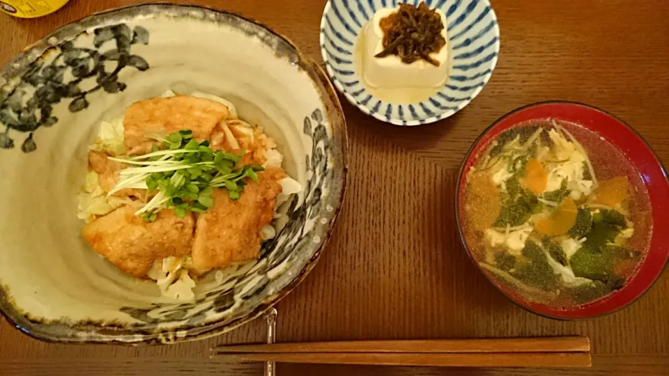 Snapdishの料理写真:焼き肉丼、わかめスープ、中華風冷奴|アンジェさん