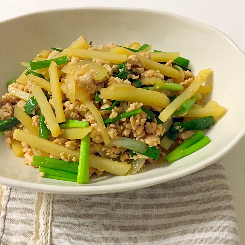 鶏ひき肉とじゃがいもの炒め物|Accaさん