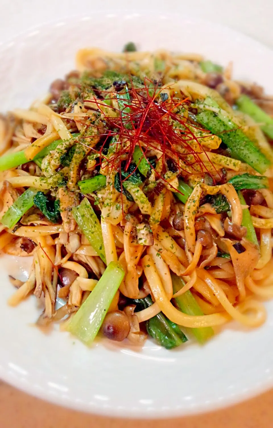 キノコと小松菜の焼きうどん♪アキのアレで ⤴ニラバター醤油味♡|ゆっこさん