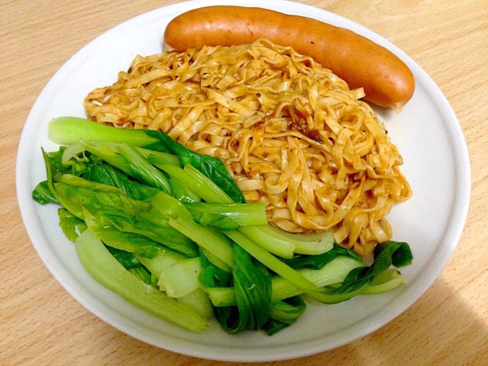 Tomato sauce noodles with bok choy and sausage|Emmaさん