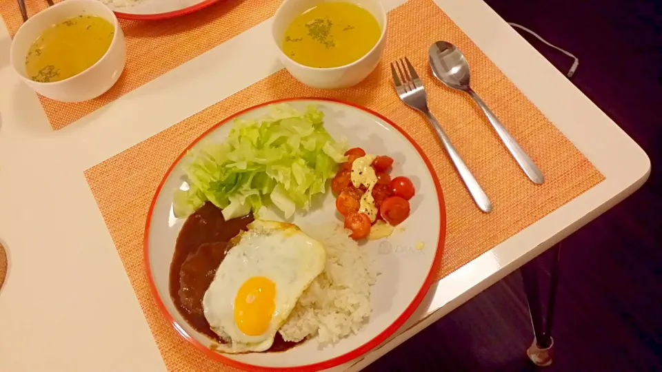 今日の夕食 無印のロコモコ丼、ミニトマトのタルタルソース焼き、玉ねぎのコンソメスープ|pinknari🐰🌈さん