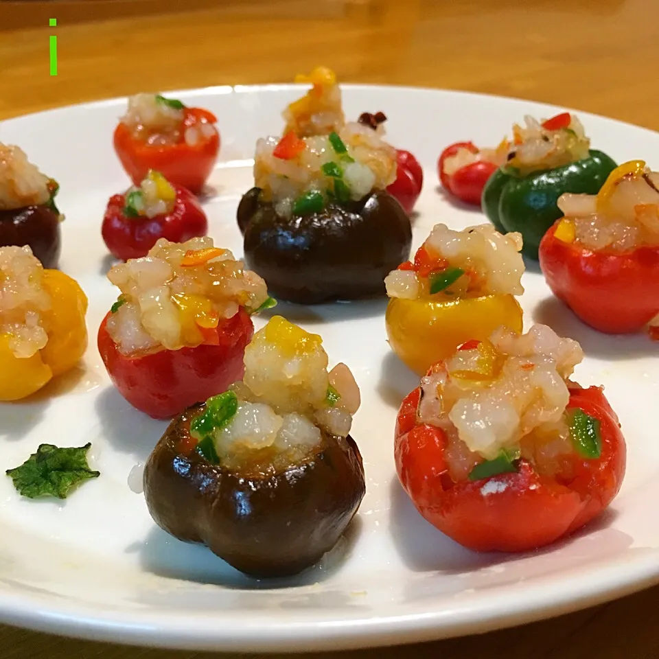 エビ詰めトマピー shrimp stuffed tomato-shaped pepper|izoomさん