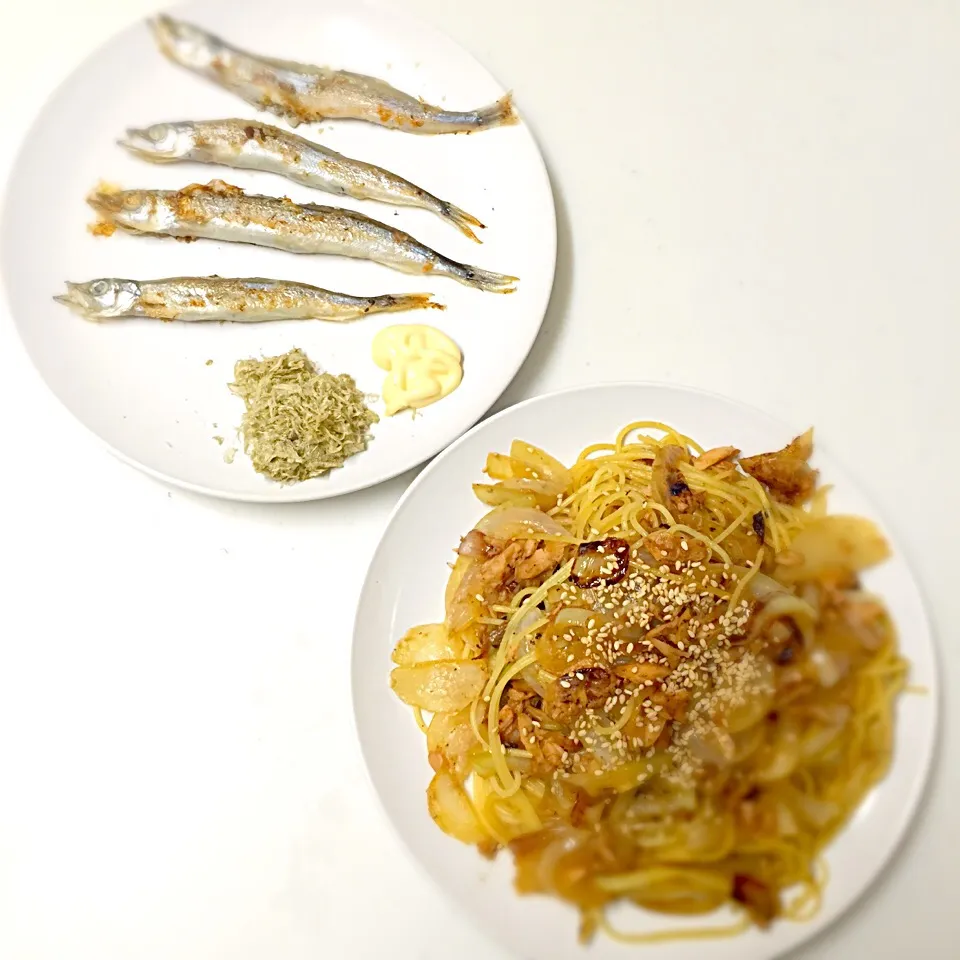 Snapdishの料理写真:ツナ玉ねぎパスタと焼きししゃも|ゆりさん