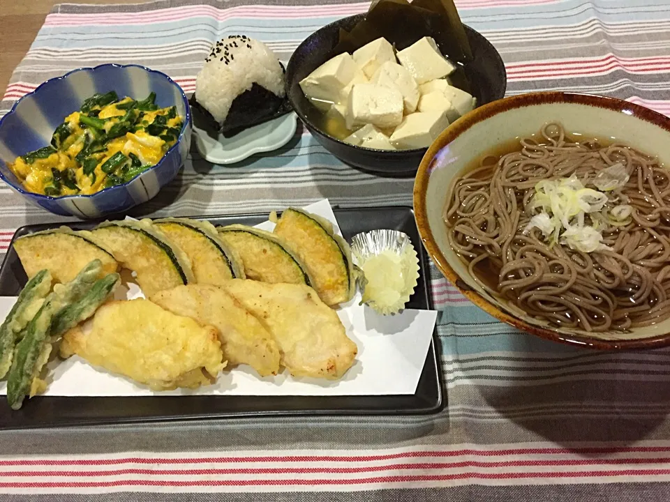 鶏天とカボチャ自家製インゲン天ぷら・蕎麦・煮奴・ニラ卵・ミニおにぎり|まーままさん