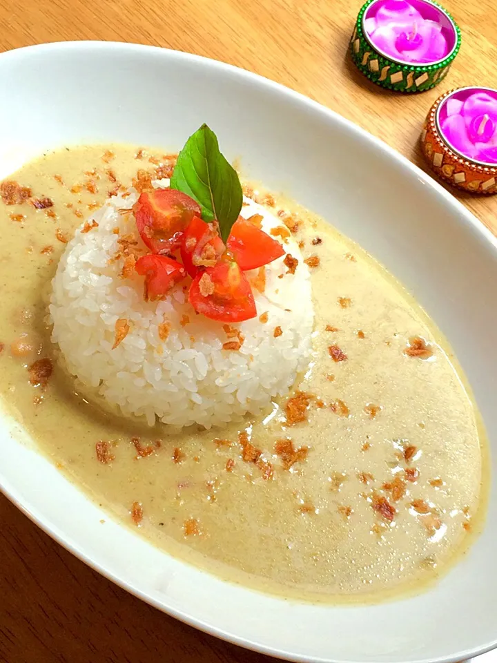 Snapdishの料理写真:Green curry マイルドグリーンカレー。
辛いのが苦手な方でも大丈夫！グリーンカレーらしい風味も残しつつマイルドに仕上げてみました。 #cflat #cafe #OSAKA|心斎橋  C Flat Cafeさん