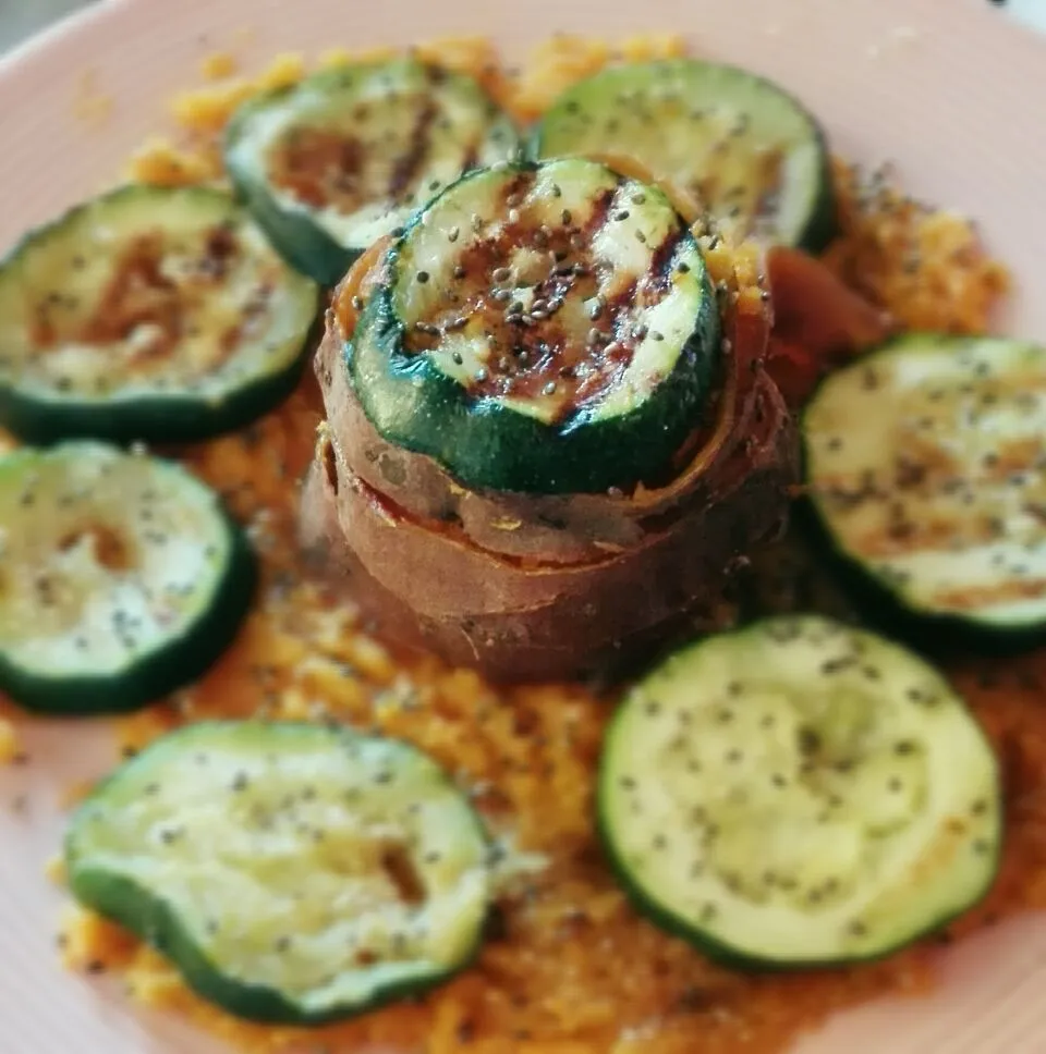 Mashed sweet potatoes with grilled zucchini and grilled sweet potatoes #vegan #Vegetarian #Vegetable #zucchini #squash #sweetpatatoes #healthy #grill|Hanneke Dingena Beersさん