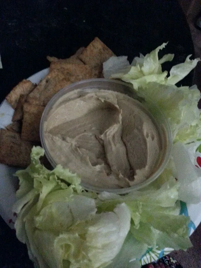 late night snack. hummus with lettuce and pita chips.|Polly Gelfusoさん