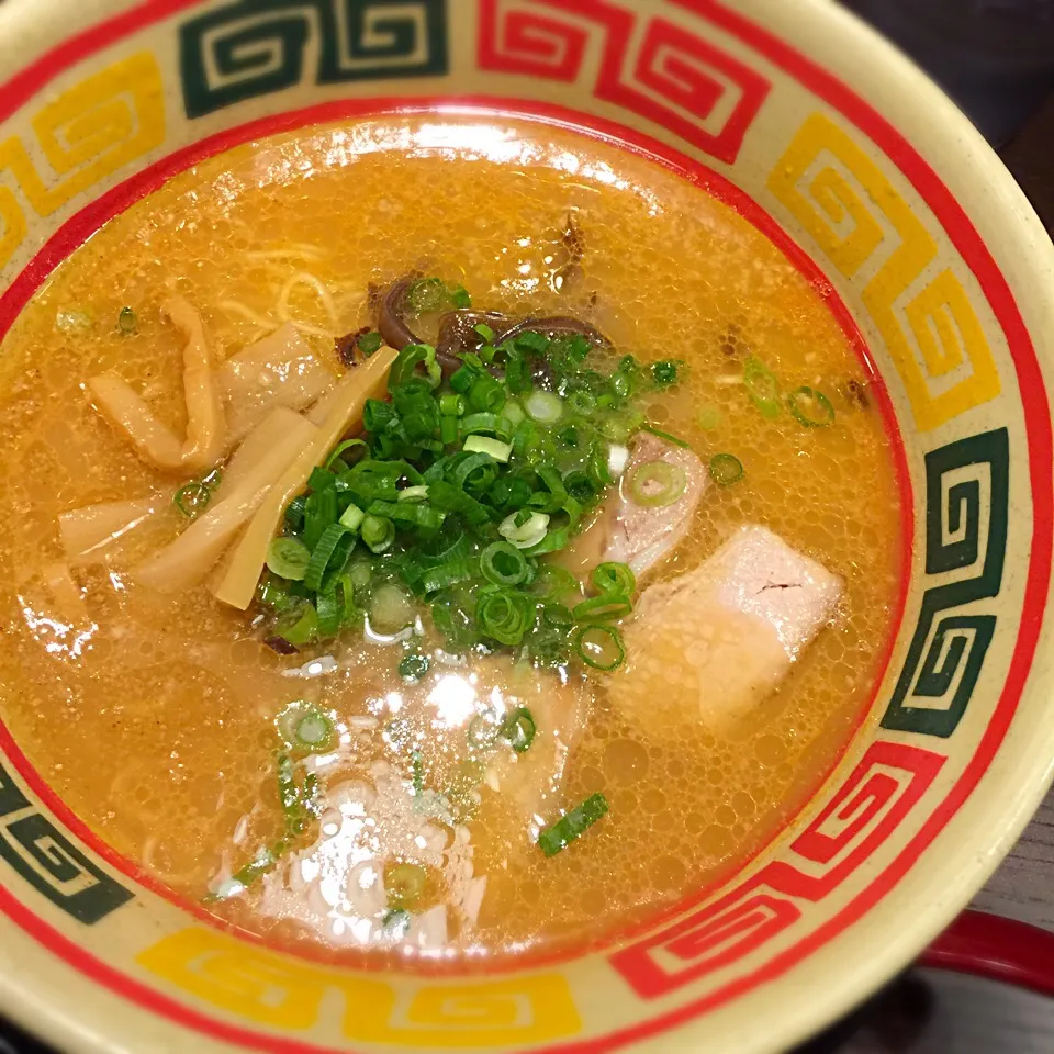 上野駅構内。朝からじゃんがらラーメン！でも朝メニューでした(笑)
みそじゃんがら食べます。|リュカさん