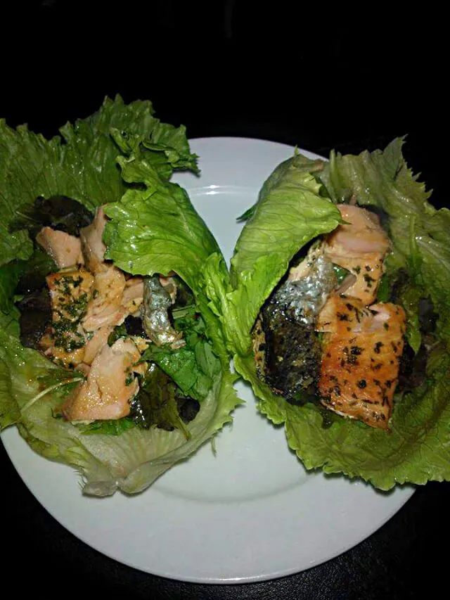 night snack salmon wrap iceberg lettuce|CHUENCHAIさん