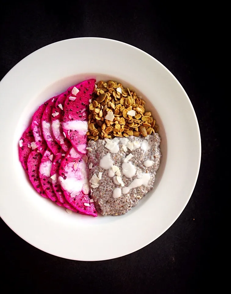 Coconut chia pudding with matcha granola, red dragonfruit and coconut flakes|coxiella24さん