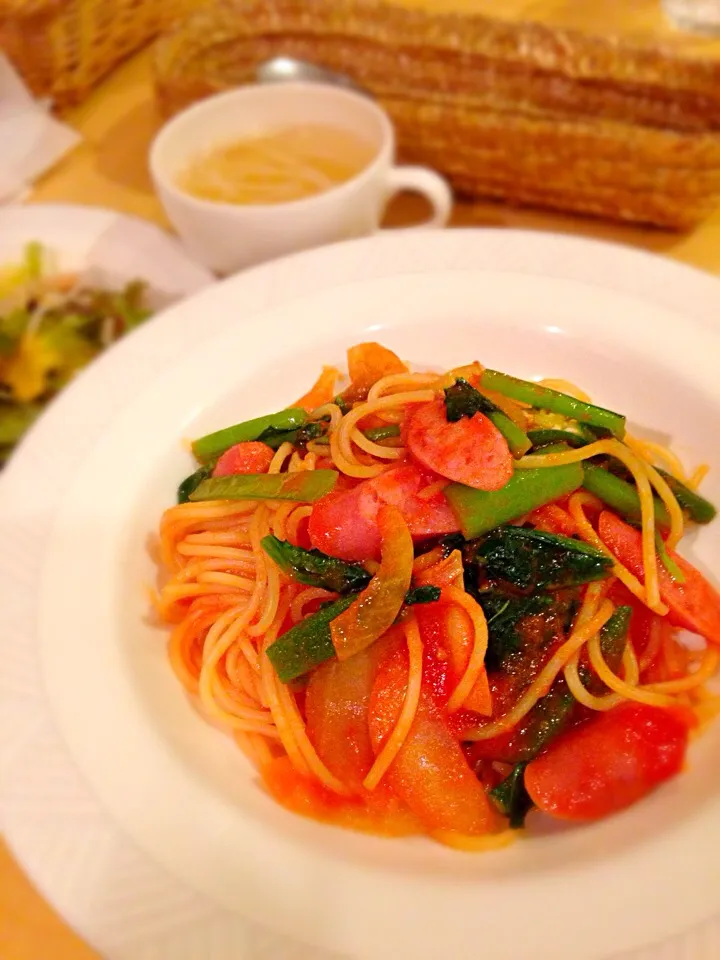 小松菜とオクラと粗挽きソーセージのトマトソースパスタ🍝|まあやさん