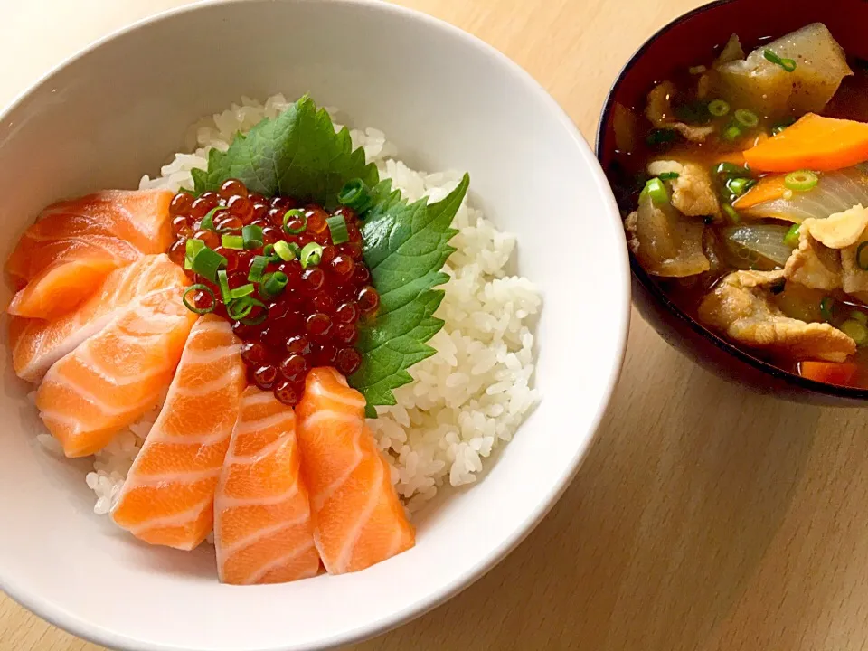 いくら丼と赤出汁豚汁|きよたさん