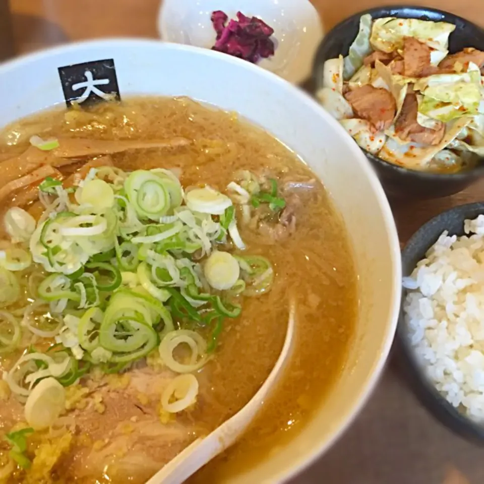 味噌ラーメンにライスとキャベチャー！|shuさん