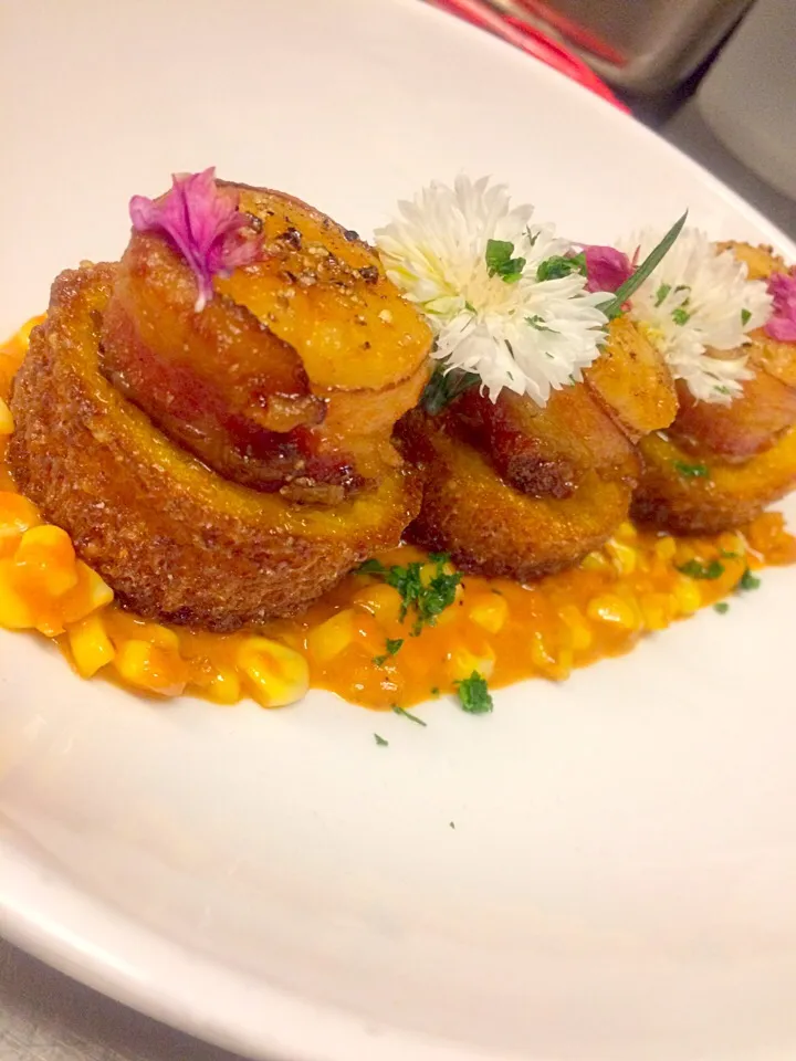 Devils on horseback scallops 
In a Chipotle and corn Salsita over polenta cakes.!|Alfredo Guzmanさん