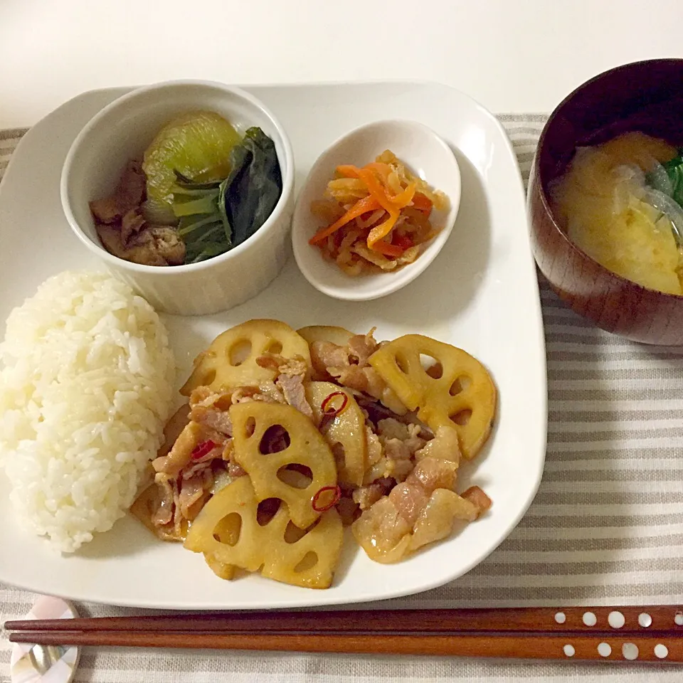 和風ワンプレート(レンコンと豚バラのきんぴら・青梗菜と揚げの煮物・切り干し大根の煮物)野菜たっぷりお味噌汁|Accaさん