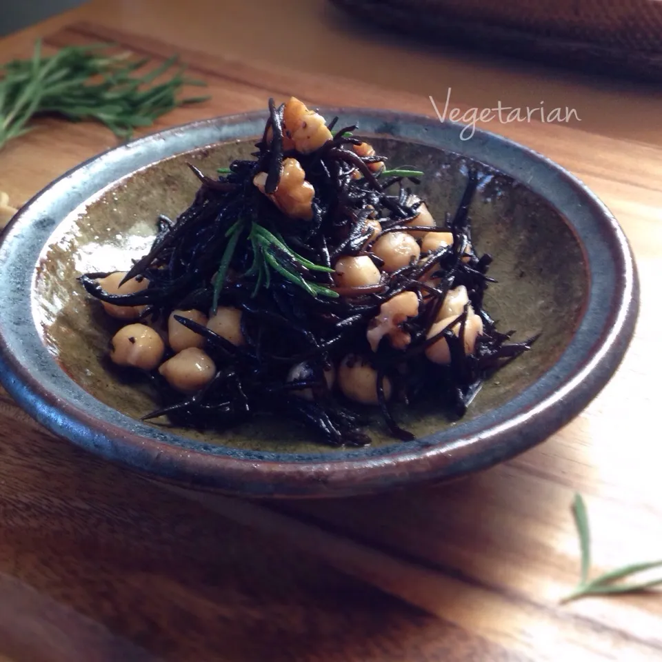 OMさんの料理 Marine-plants“芽Hijiki” and roasted walnuts marinated salad(rosemary & garlic flavor)/ローズマリーとニンニク香る、芽ひじきとローストしたクルミのマリネサラダ|まちまちこさん