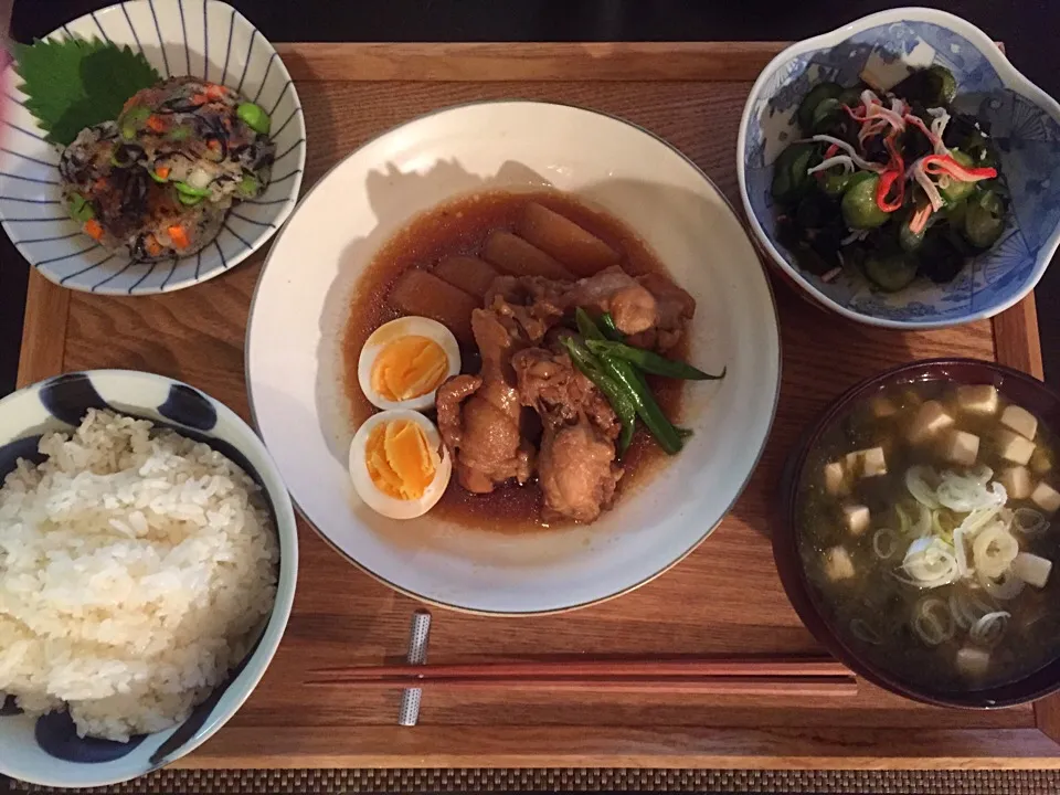 鶏手羽元と大根のお酢煮、わかめとカニカマの酢の物、ハンペンとひじきのがんもどき風、アオサのお味噌汁|ayumiさん