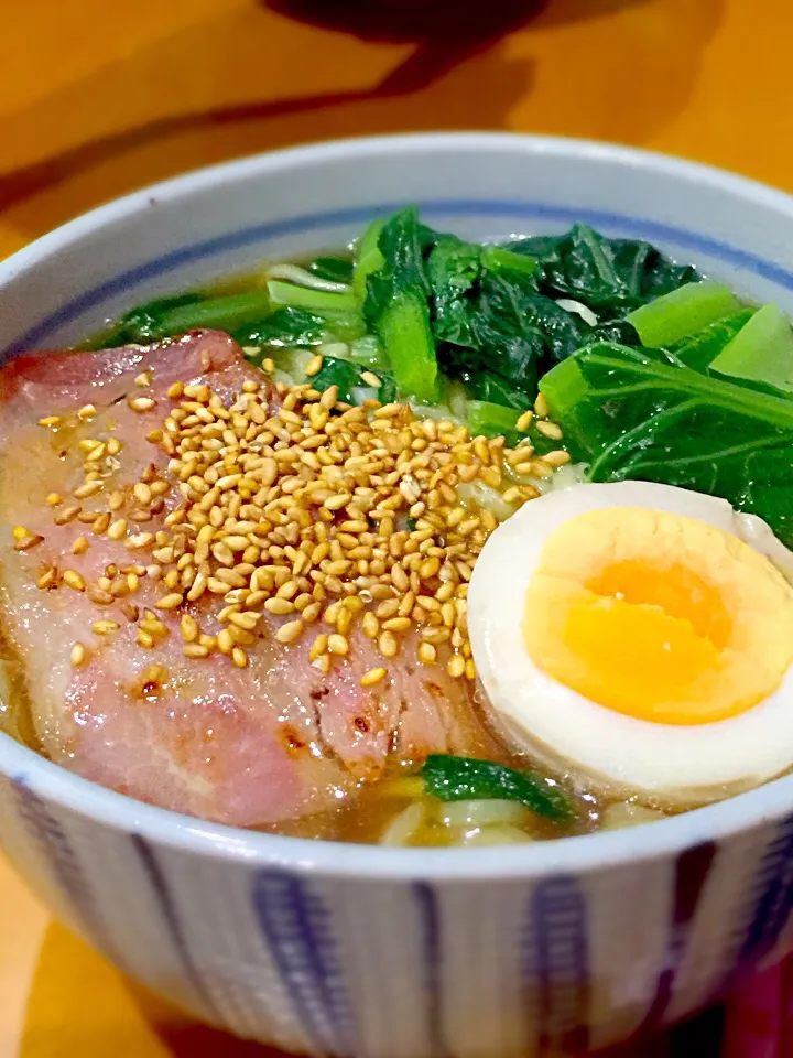 🍜だしのきいた醤油ラーメン  ０カロリー   焼きベーコン  煮卵  小松菜  炒りごま|ch＊K*∀o(^^*)♪さん