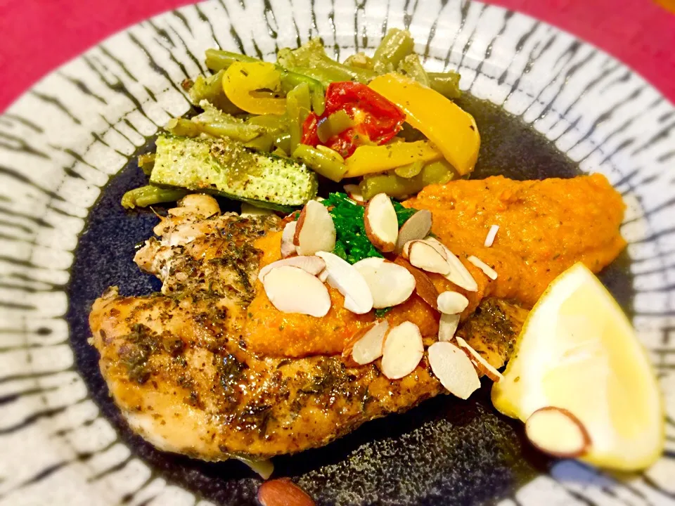 鶏胸肉のソテー、赤ピーマンソース。Pan sautéed herbed chicken breast with red bell pepper sauce.|Sayaka Jinsenji Huletteさん