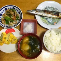 Snapdishの料理写真:焼き秋刀魚、紫蘇とチーズの卵焼き、ピーマンと竹輪と舞茸の甘辛炒め、大根おろし、麩とわかめと長ネギの味噌汁、ごはん|ゆうたんさん