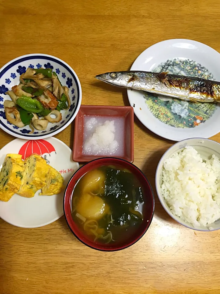 Snapdishの料理写真:焼き秋刀魚、紫蘇とチーズの卵焼き、ピーマンと竹輪と舞茸の甘辛炒め、大根おろし、麩とわかめと長ネギの味噌汁、ごはん|ゆうたんさん