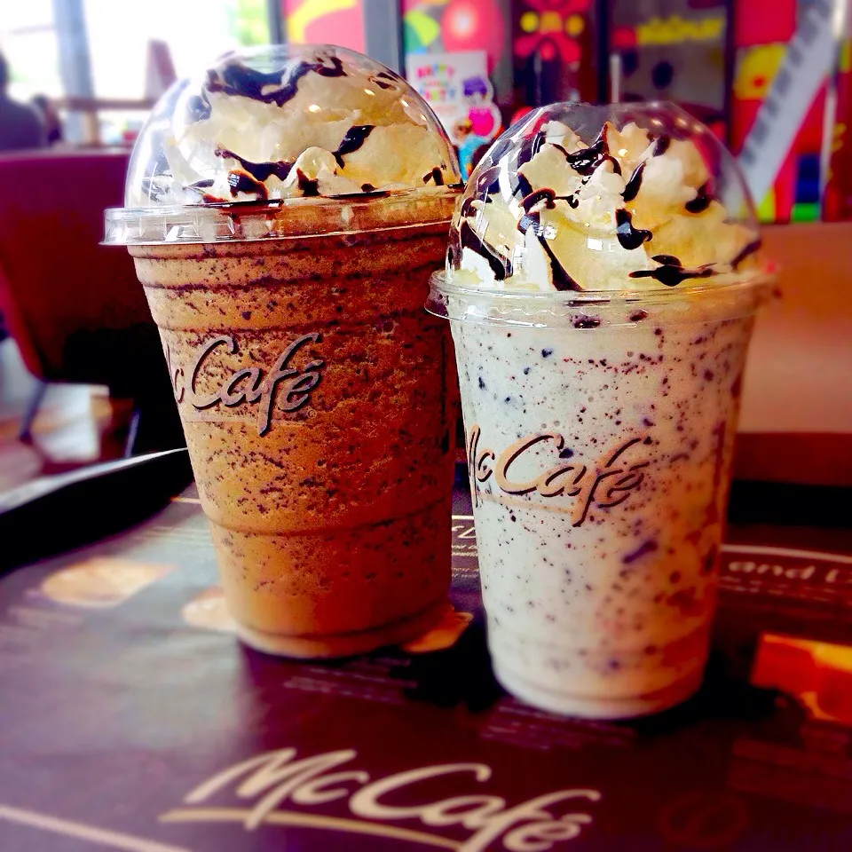 Mocha chip Frappe & Dark mocha chip frappe ☕️💕 เห็นสองแก้วไม่ได้แปลว่าต้องกินกันสองคนใช่ป่ะ😑|pimonpakさん