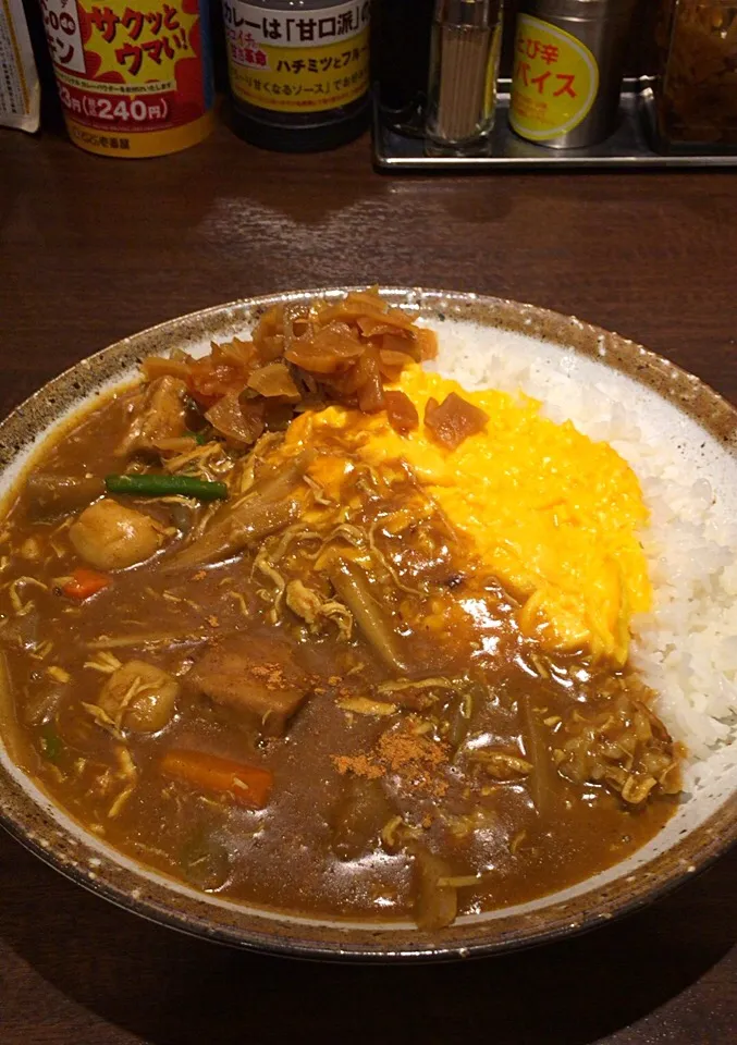 蒸し鶏と根菜の和風カレー スクランブルエッグ|るみおんさん