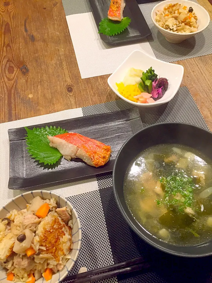 Snapdishの料理写真:今日はあっさりメニュー🍃鶏肉とキノコの炊き込み御飯🍄金目鯛の塩焼き、旦那リクエストの滋養強壮スープ✨|まみりんごさん