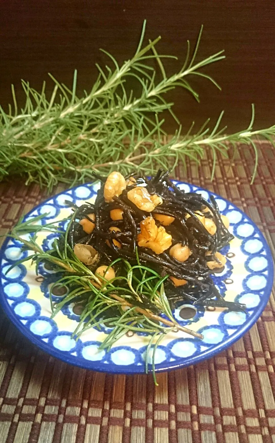 OMさんのMarine-plants“芽Hijiki” and roasted walnuts marinated salad(rosemary & garlic flavor)/ローズマリーとニンニク香る、芽ひじきとローストしたクルミのマリネサラダ|ゆず( ˘ ³˘)♥さん