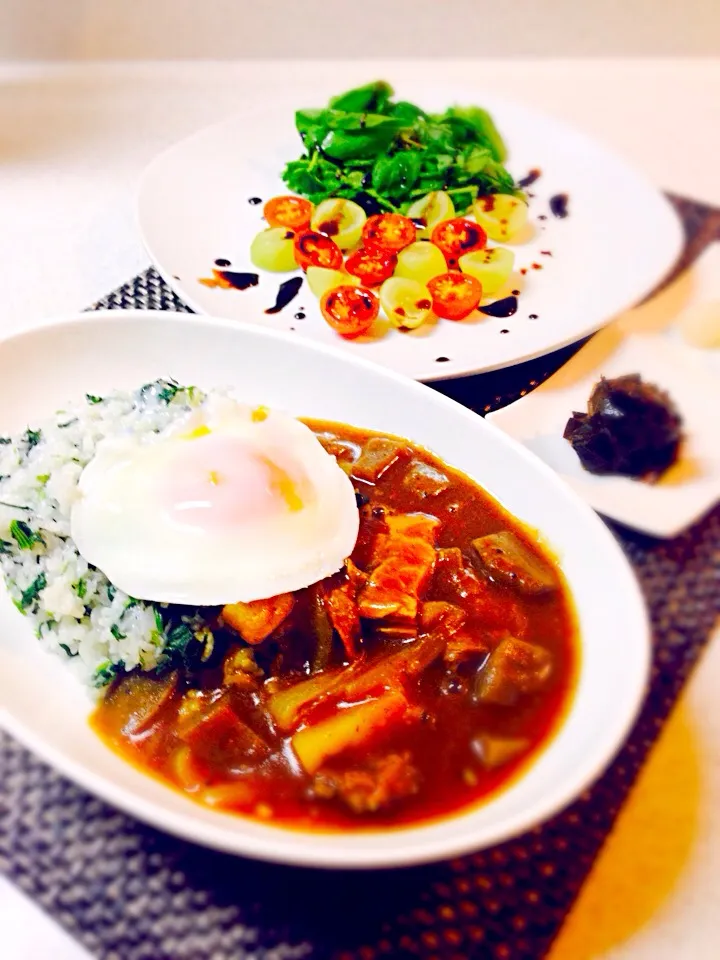 Snapdishの料理写真:今日の晩御飯/昨夜のおでんからのリメイク牛すじカレー(ほうれん草ライスで)＆マスカットとトマトのサラダ(バルサミコソースで)＆エゴマの葉のキムチとらっきょ|BabyRIKAさん