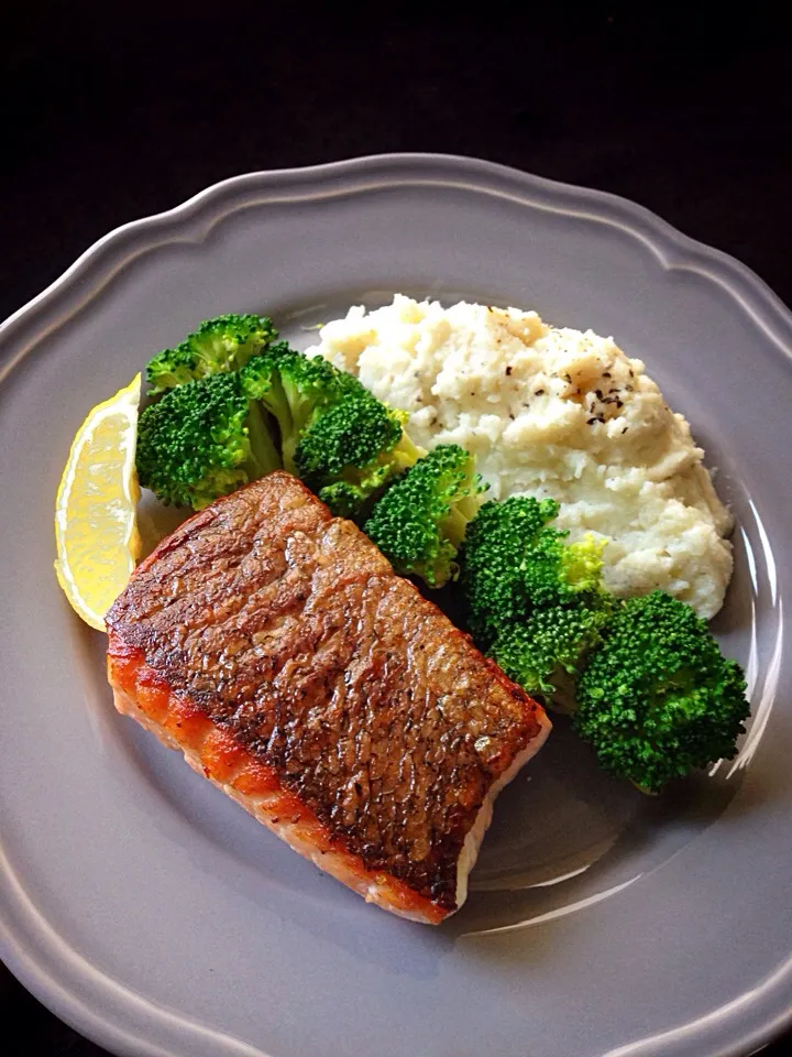 Post workout meal - crispy pan fried salmon, steamed broccoli, cauliflower mash|coxiella24さん