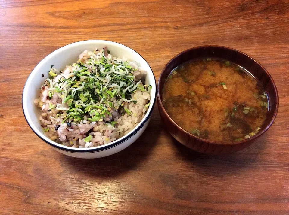 五穀米で炊いたご飯に野沢菜ちりめんのっけ、インスタント 海苔のお味噌汁 2015.10.1|キラ姫さん