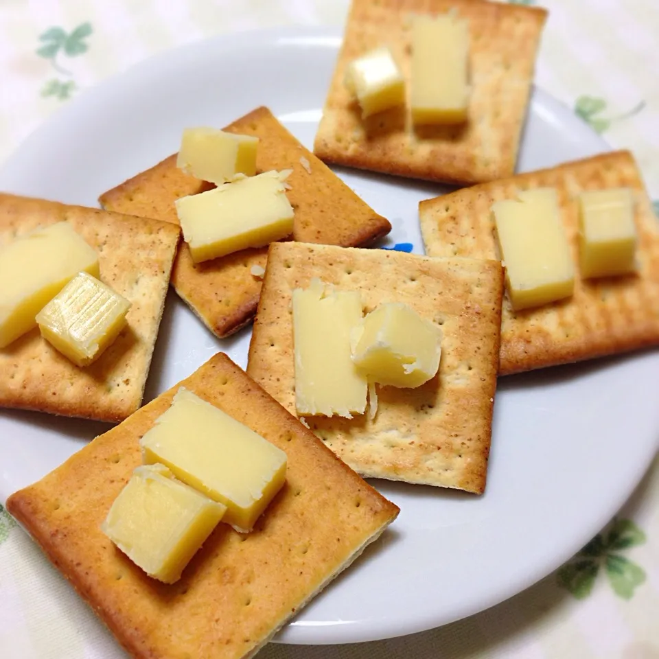 コンテ食べてみました：そのまま部門 クラッカーにのせて|こいちさん