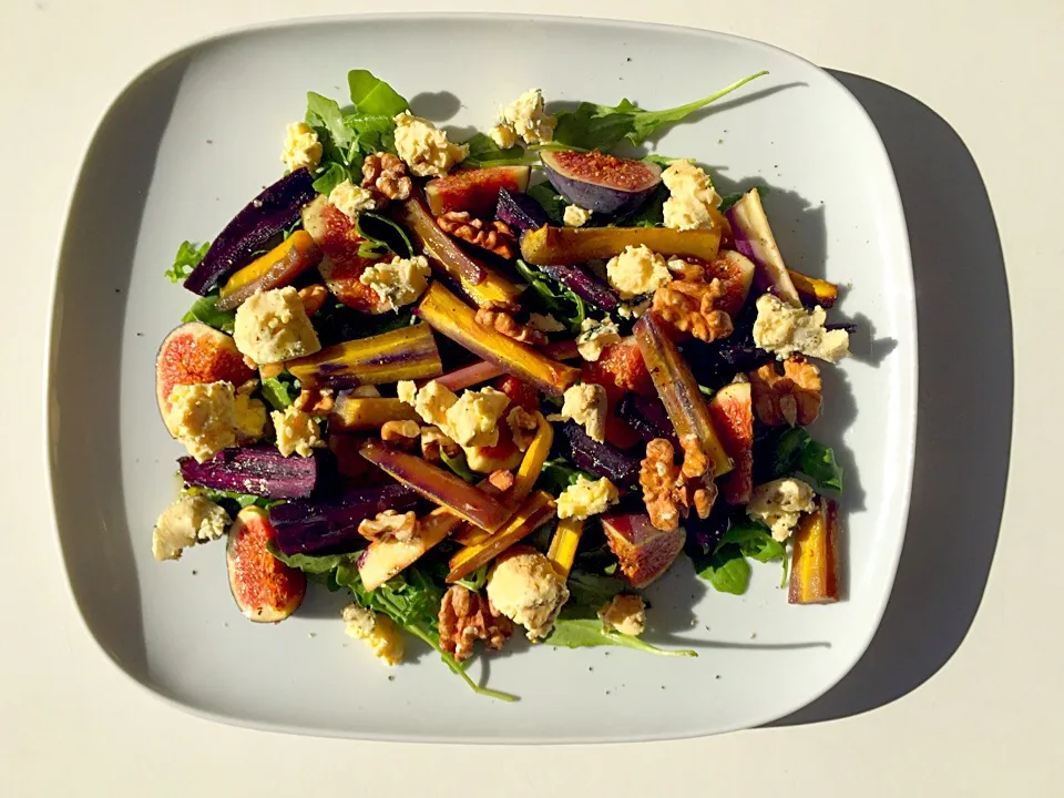 Sunny autumn salad with arugola, roasted carrots, figs, belgian blue cheese and walnuts|Liesbeth Maliepaardさん