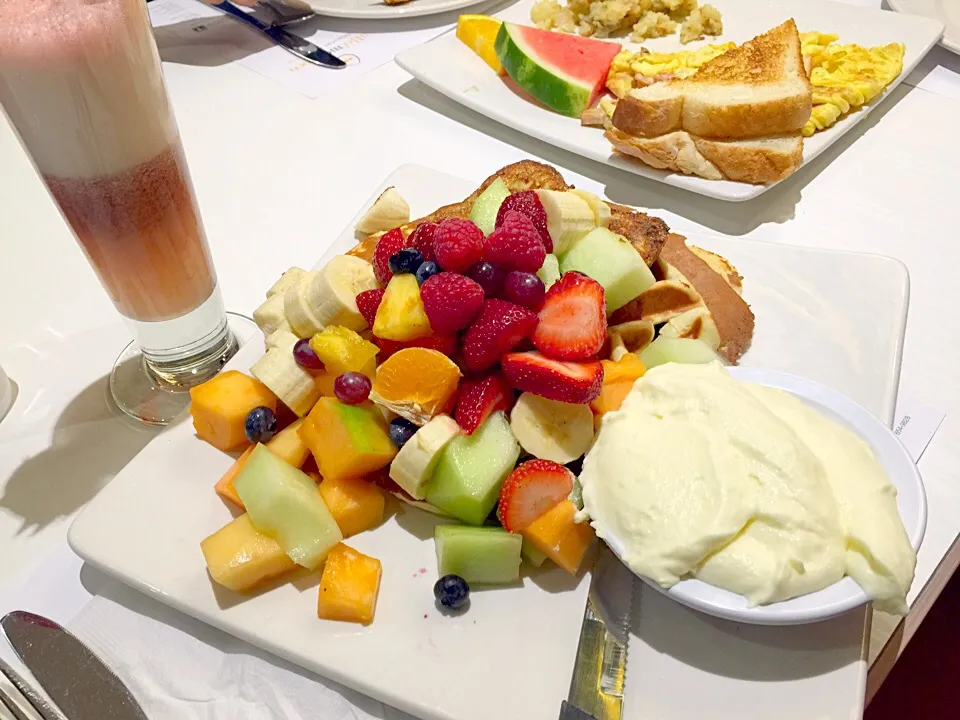 Snapdishの料理写真:Pain doré & waffle with🍍🍈🍌🍓🍇|prinSjさん