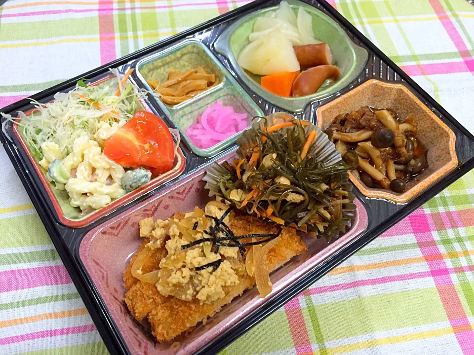 Snapdishの料理写真:カツ煮 日替わり弁当 豊川市宅配|Naokazu Kuritaさん