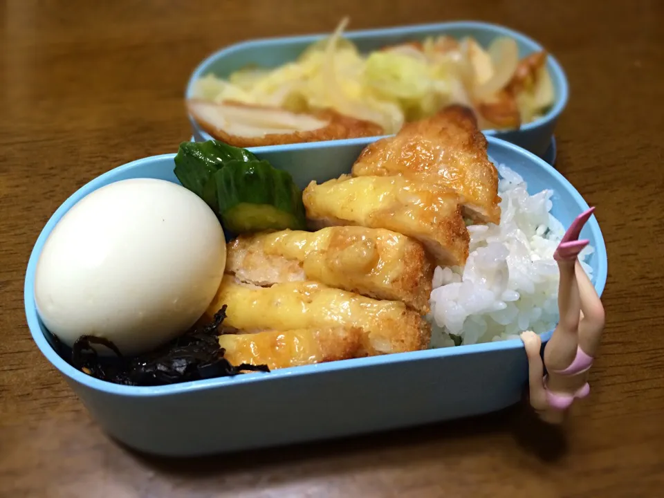 Snapdishの料理写真:梅酢炒めとチーズチキン弁当(￣▽￣)ゆで卵、殻、ついてないですよ(￣▽￣)|もっつぁさん