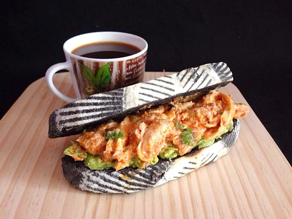 Sundried tomato & basil  chicken sandwich with avocado on squid ink bread|coxiella24さん