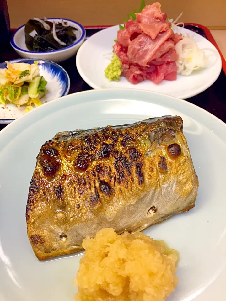 鯖の塩焼きと中落ちの定食|流線形さん