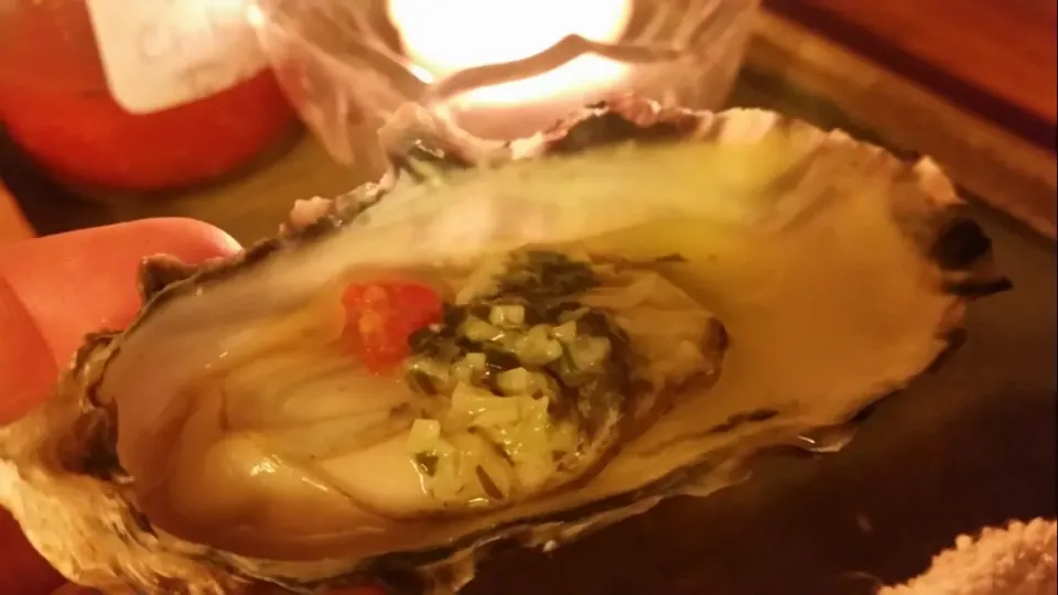 Oyster Close Up w/ Fermented Garlic & Red Paper Lantern Chile Sauce & Fresh Garlic Herb Butter|Christina Sasserさん