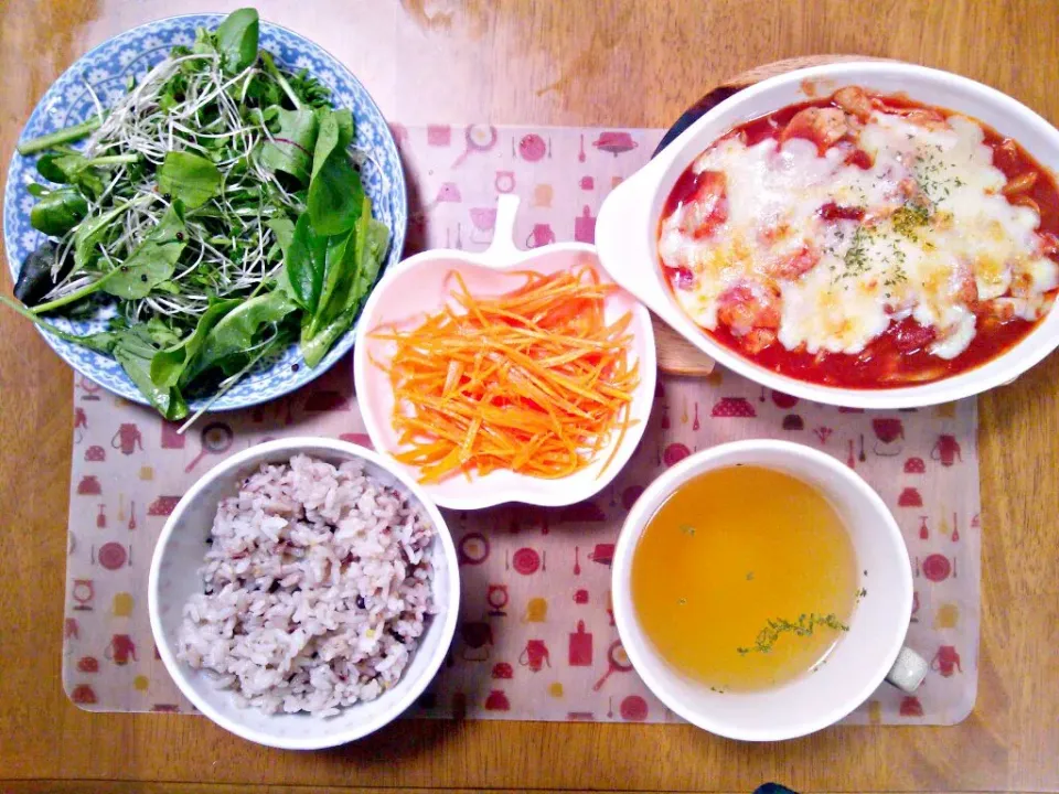 Snapdishの料理写真:９月3０日 鶏肉のトマト煮 リーフサラダ にんじんラペ コンソメスープ|いもこ。さん