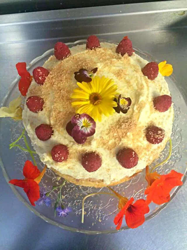 coconut raspberry cake with edible flowers|CHUENCHAIさん