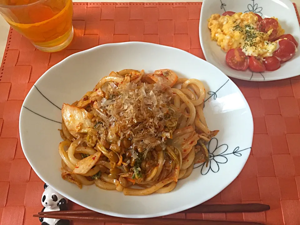 Snapdishの料理写真:キムチ納豆うどん、トマトのチーズ卵焼き|きっちんさん