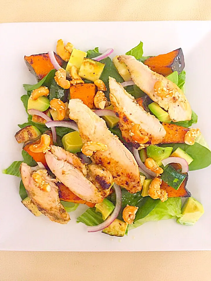 Pesto Chicken, Roast Pumpkin, Zucchini + Avocado Salad with Honey Sesame Cashews|Chrisy Hillさん