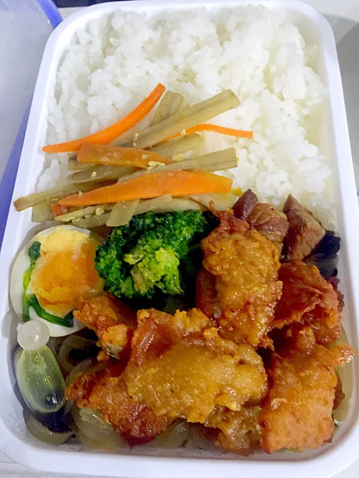 Snapdishの料理写真:パパお弁当🍱  鶏のから揚げ  バジル入りレモン醤油味   煮卵  玉葱と小松菜の炒め物  きんぴらごぼう  ブロッコリー|ch＊K*∀o(^^*)♪さん