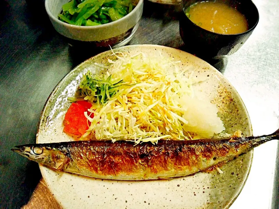 秋刀魚塩焼き(奥にちらりとあるのは小松菜のお浸し)|いちどぅしさん